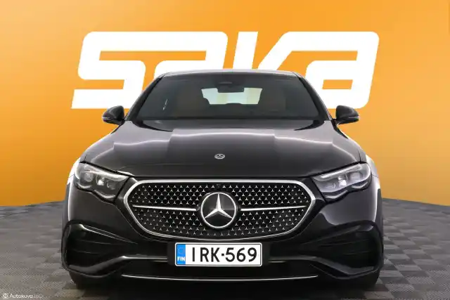 Harmaa Sedan, Mercedes-Benz E – IRK-569