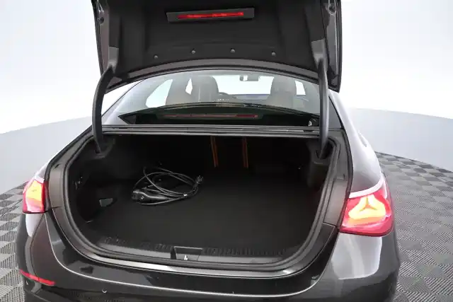 Harmaa Sedan, Mercedes-Benz E – IRK-569