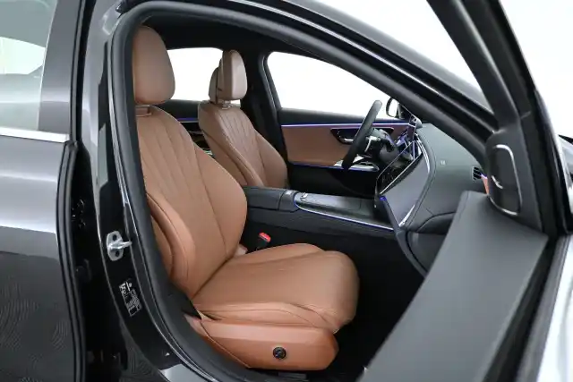 Harmaa Sedan, Mercedes-Benz E – IRK-569