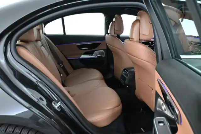 Harmaa Sedan, Mercedes-Benz E – IRK-569