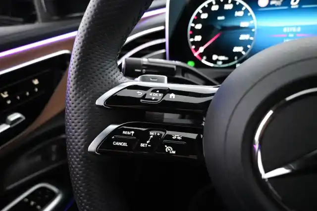 Harmaa Sedan, Mercedes-Benz E – IRK-569