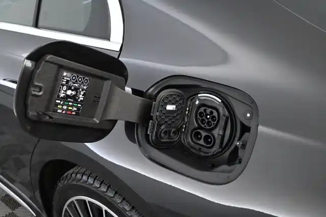 Harmaa Sedan, Mercedes-Benz E – IRK-569