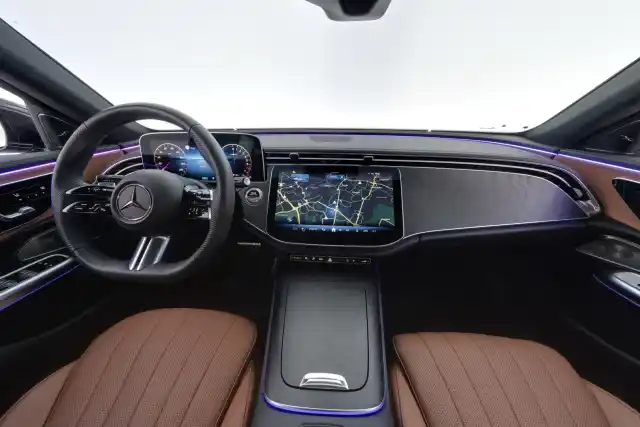 Harmaa Sedan, Mercedes-Benz E – IRK-569