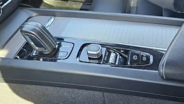 Musta Maastoauto, Volvo XC60 – IRL-388