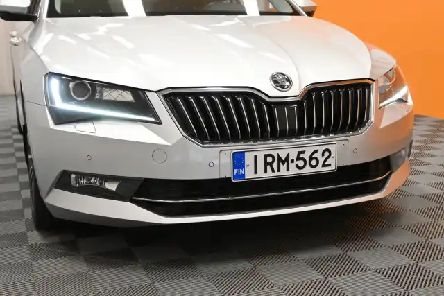 Hopea Sedan, Skoda Superb – IRM-562