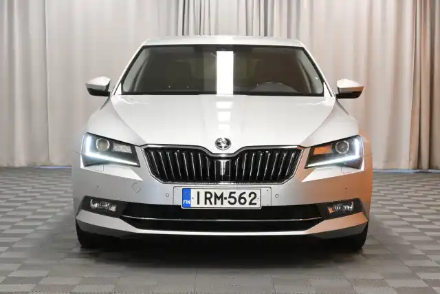 Hopea Sedan, Skoda Superb – IRM-562