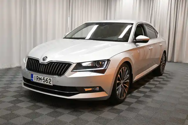 Hopea Sedan, Skoda Superb – IRM-562