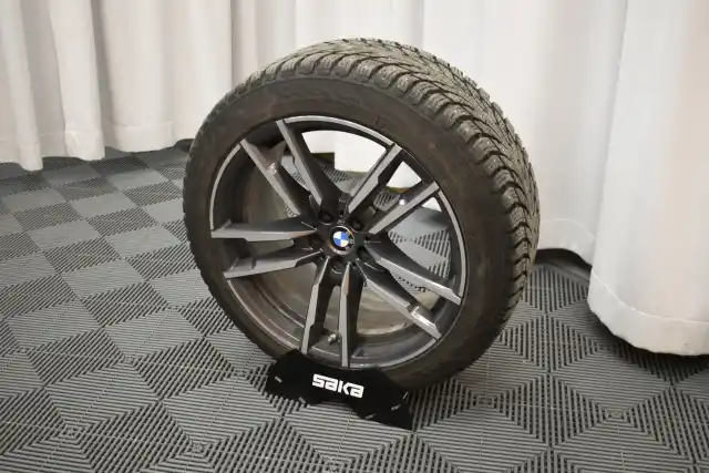 Sininen Maastoauto, BMW X5 – IRM-792