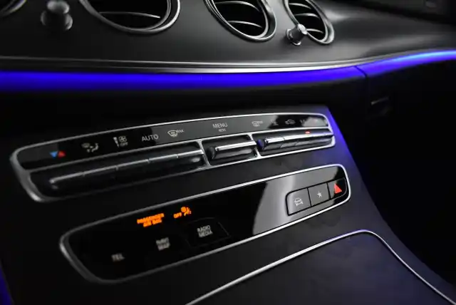 Sininen Farmari, Mercedes-Benz E – IRN-606