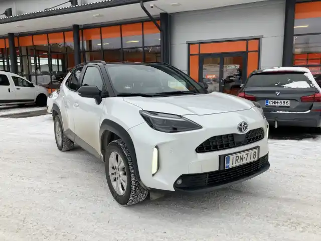 Valkoinen Maastoauto, Toyota Yaris Cross – IRN-718