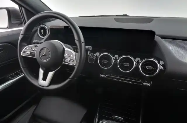 Harmaa Maastoauto, Mercedes-Benz GLA – IRN-934