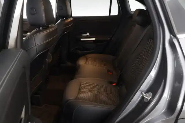 Harmaa Maastoauto, Mercedes-Benz GLA – IRN-934