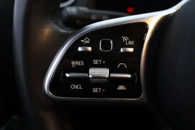 Harmaa Maastoauto, Mercedes-Benz GLA – IRN-934