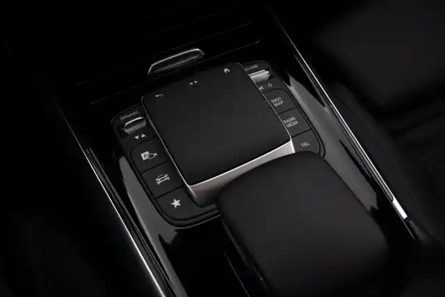 Harmaa Maastoauto, Mercedes-Benz GLA – IRN-934
