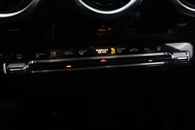 Harmaa Maastoauto, Mercedes-Benz GLA – IRN-934