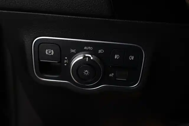 Harmaa Maastoauto, Mercedes-Benz GLA – IRN-934