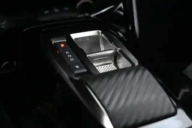 Harmaa Maastoauto, Peugeot e-2008 – IRO-180