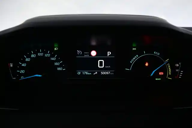 Harmaa Maastoauto, Peugeot e-2008 – IRO-180