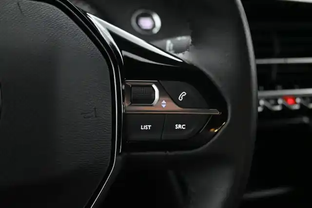 Harmaa Maastoauto, Peugeot e-2008 – IRO-180