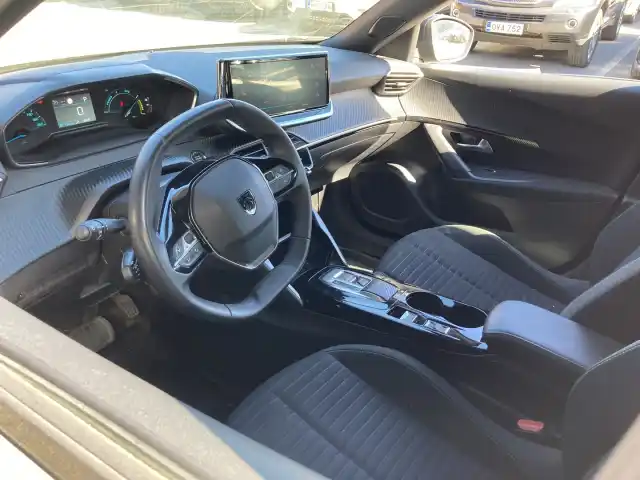 Harmaa Maastoauto, Peugeot e-2008 – IRO-180