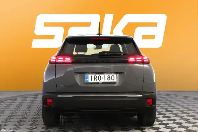 Harmaa Maastoauto, Peugeot e-2008 – IRO-180