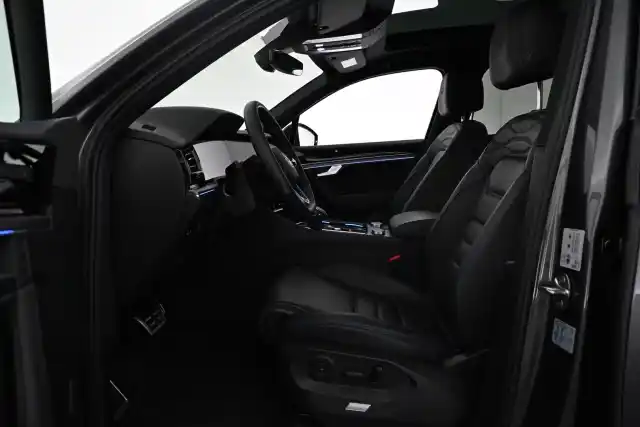 Harmaa Maastoauto, Volkswagen Touareg – IRO-775