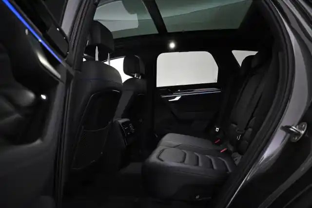 Harmaa Maastoauto, Volkswagen Touareg – IRO-775