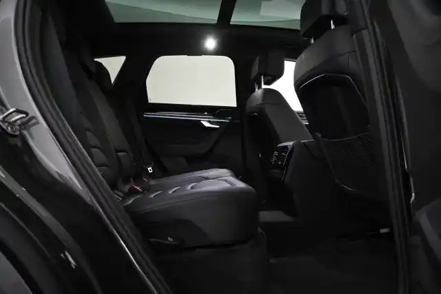 Harmaa Maastoauto, Volkswagen Touareg – IRO-775