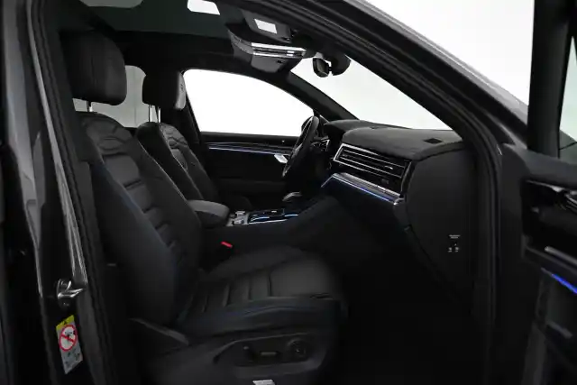 Harmaa Maastoauto, Volkswagen Touareg – IRO-775