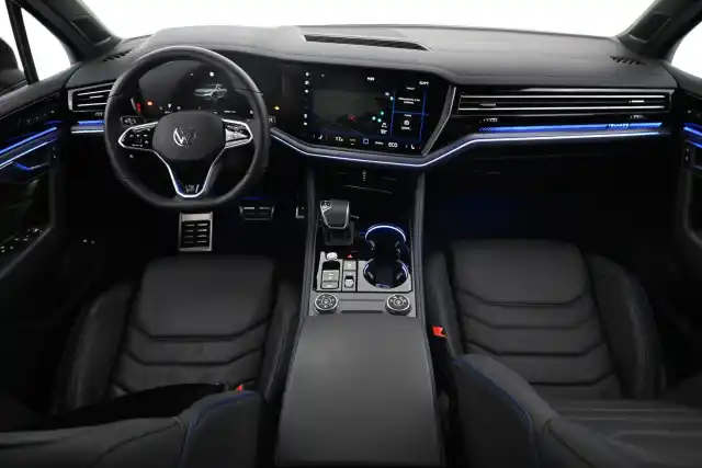 Harmaa Maastoauto, Volkswagen Touareg – IRO-775