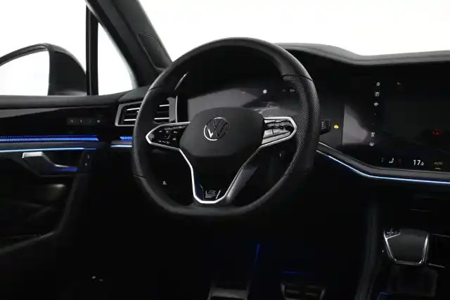 Harmaa Maastoauto, Volkswagen Touareg – IRO-775