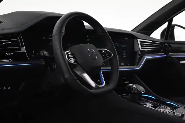 Harmaa Maastoauto, Volkswagen Touareg – IRO-775