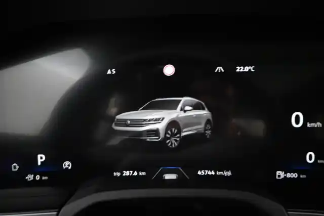 Harmaa Maastoauto, Volkswagen Touareg – IRO-775