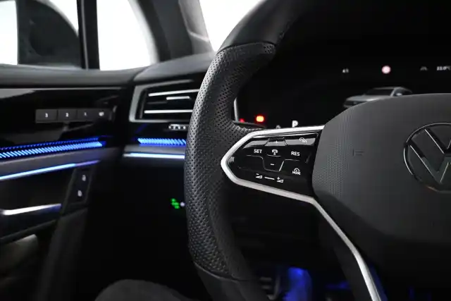 Harmaa Maastoauto, Volkswagen Touareg – IRO-775