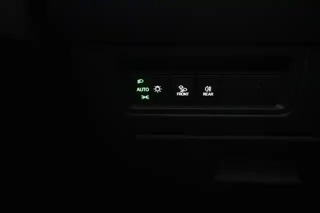 Harmaa Maastoauto, Volkswagen Touareg – IRO-775