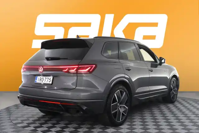 Harmaa Maastoauto, Volkswagen Touareg – IRO-775