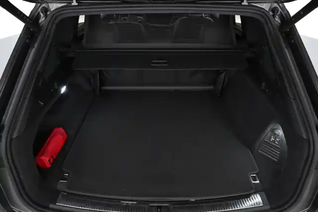 Harmaa Maastoauto, Volkswagen Touareg – IRO-775