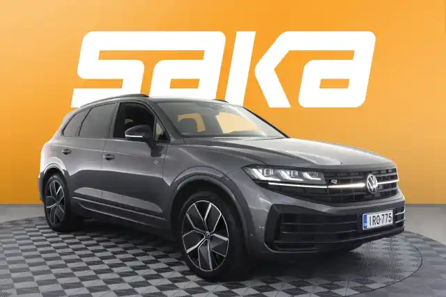 Harmaa Maastoauto, Volkswagen Touareg – IRO-775