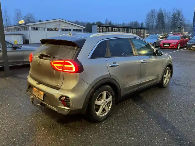 Harmaa Maastoauto, Kia NIRO – IRS-289