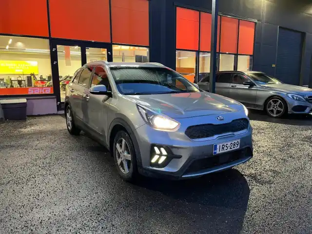 Harmaa Maastoauto, Kia NIRO – IRS-289