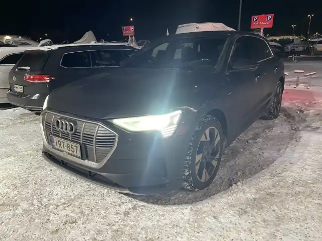 Harmaa Maastoauto, Audi e-tron – IRT-857