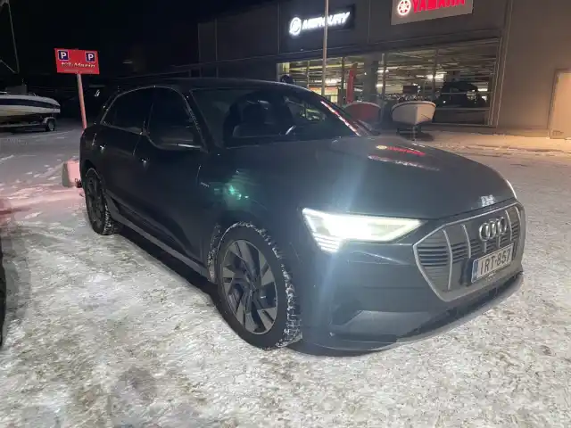 Harmaa Maastoauto, Audi e-tron – IRT-857