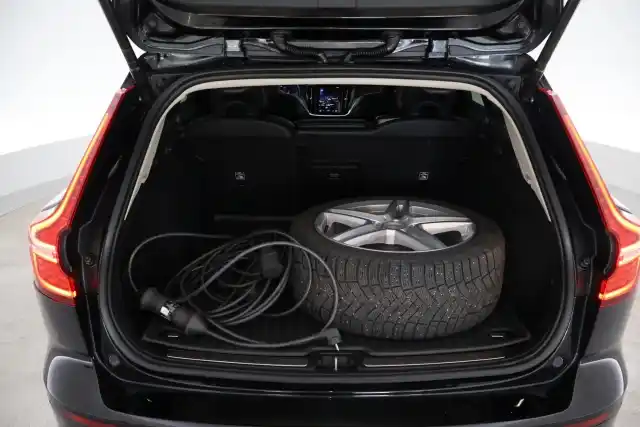 Musta Farmari, Volvo V60 – IRU-435