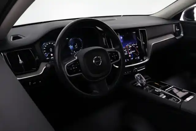 Musta Farmari, Volvo V60 – IRU-435
