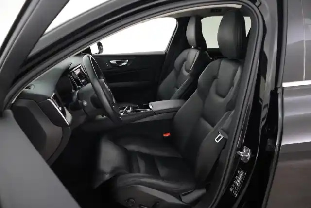 Musta Farmari, Volvo V60 – IRU-435