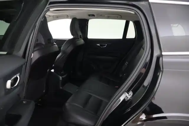 Musta Farmari, Volvo V60 – IRU-435