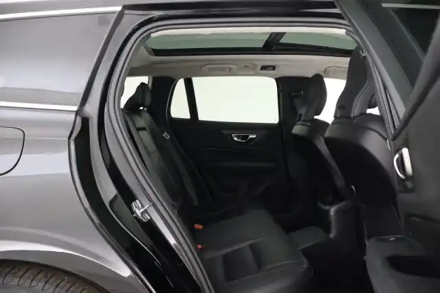 Musta Farmari, Volvo V60 – IRU-435