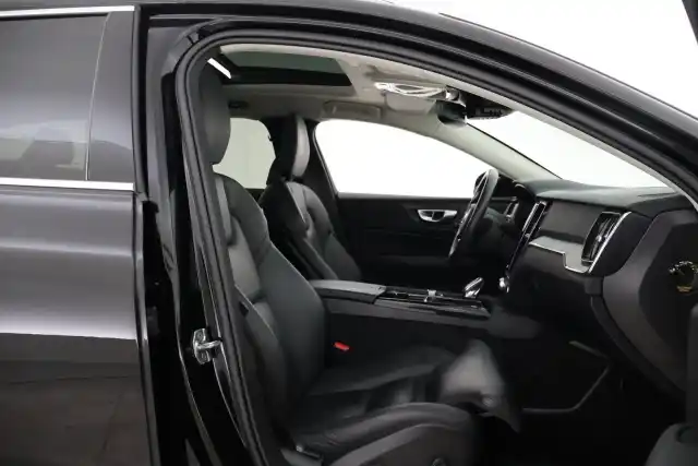 Musta Farmari, Volvo V60 – IRU-435