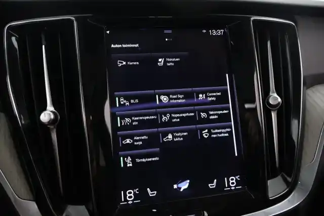 Musta Farmari, Volvo V60 – IRU-435
