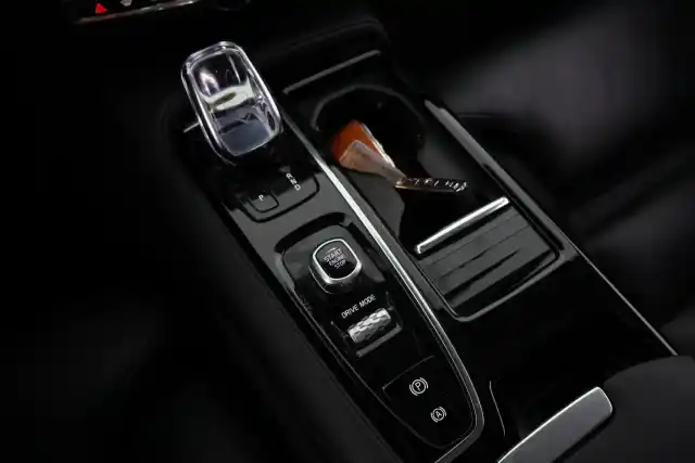 Musta Farmari, Volvo V60 – IRU-435